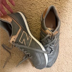 New Balance women’s Sneakers in Gray and gold